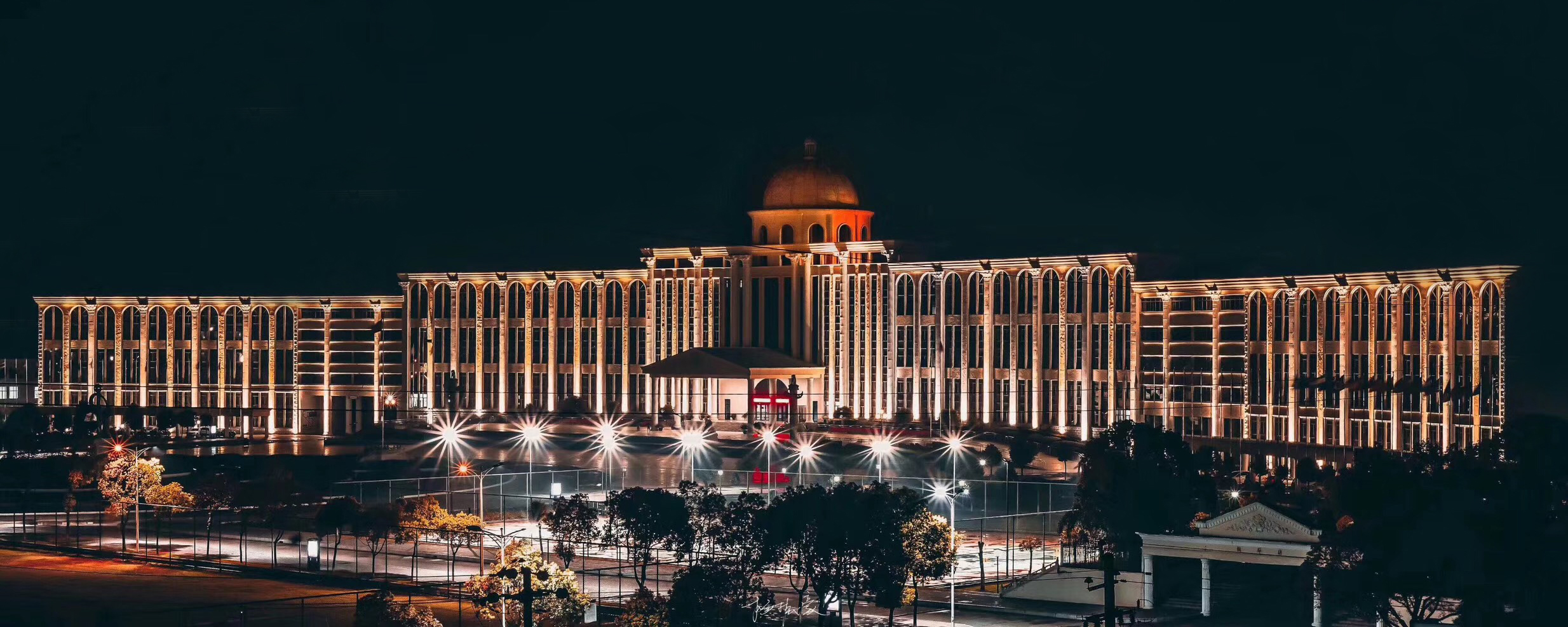 主教学楼夜景-江西服装学院