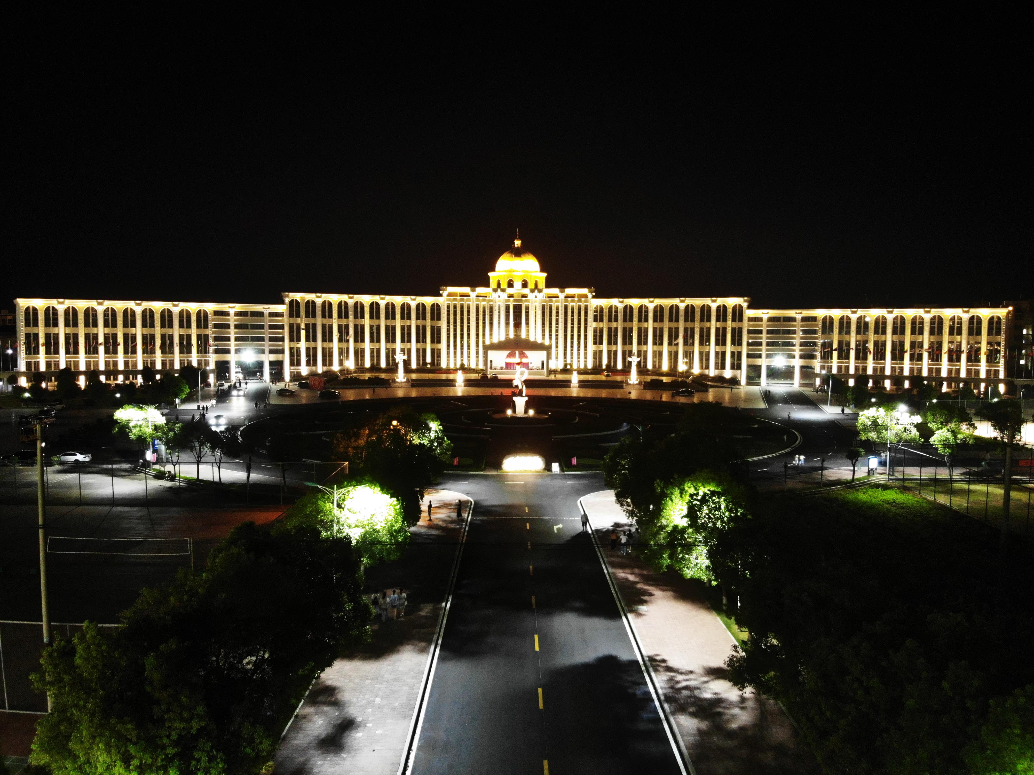 亮化之后的江服大夜景,江服的主教楼熠熠生辉,灯光璀璨点缀着广场