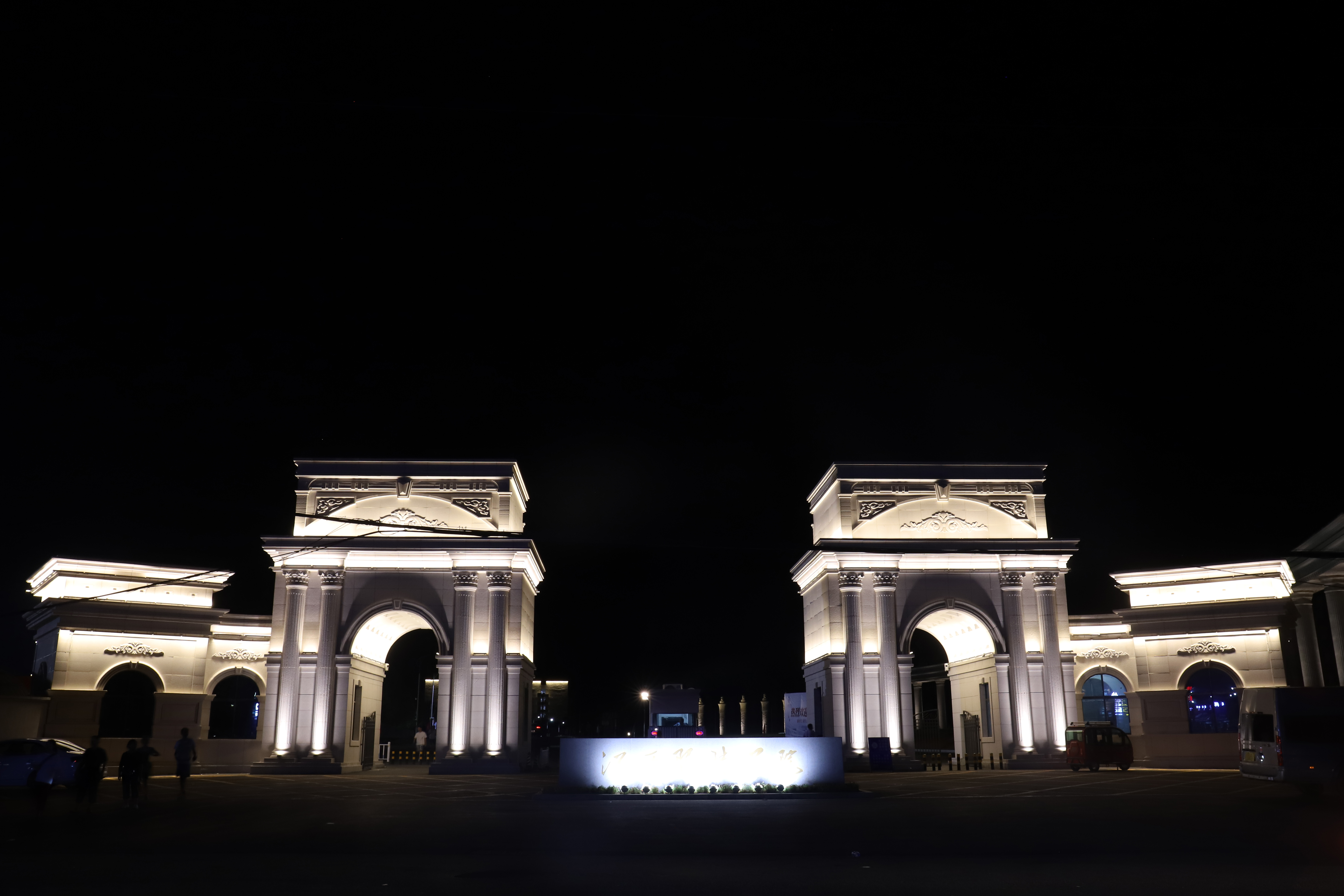 大门夜景-江西服装学院