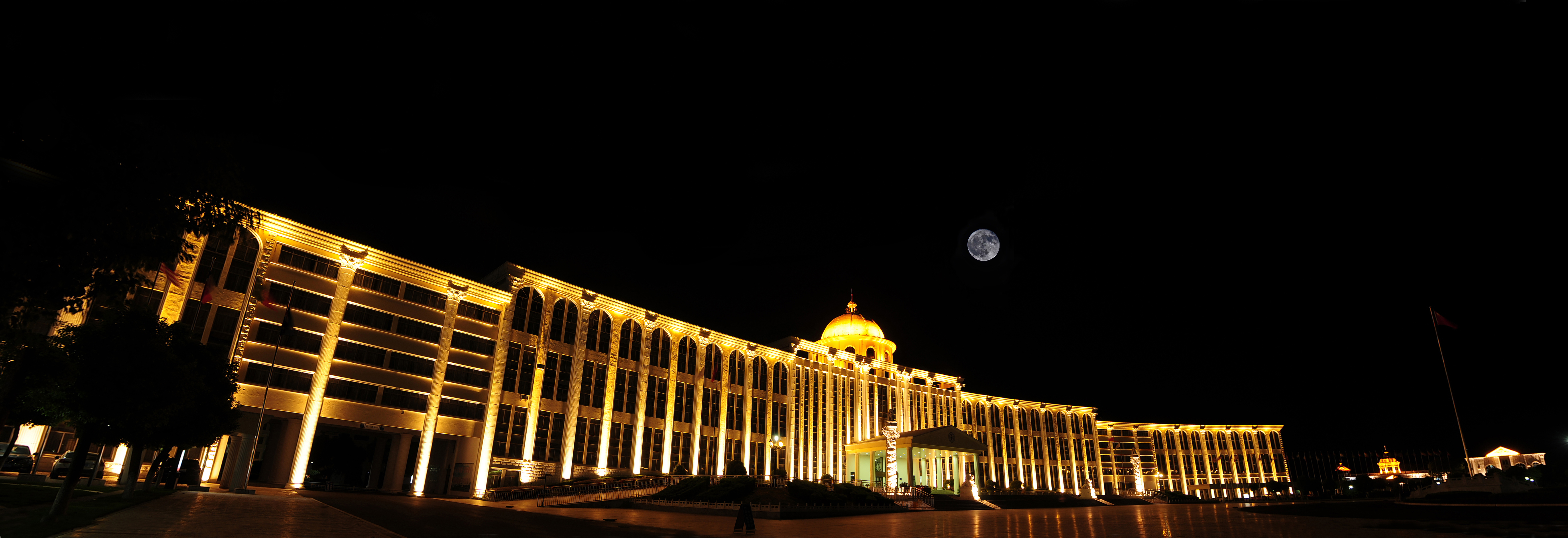 主教学楼夜景-江西服装学院