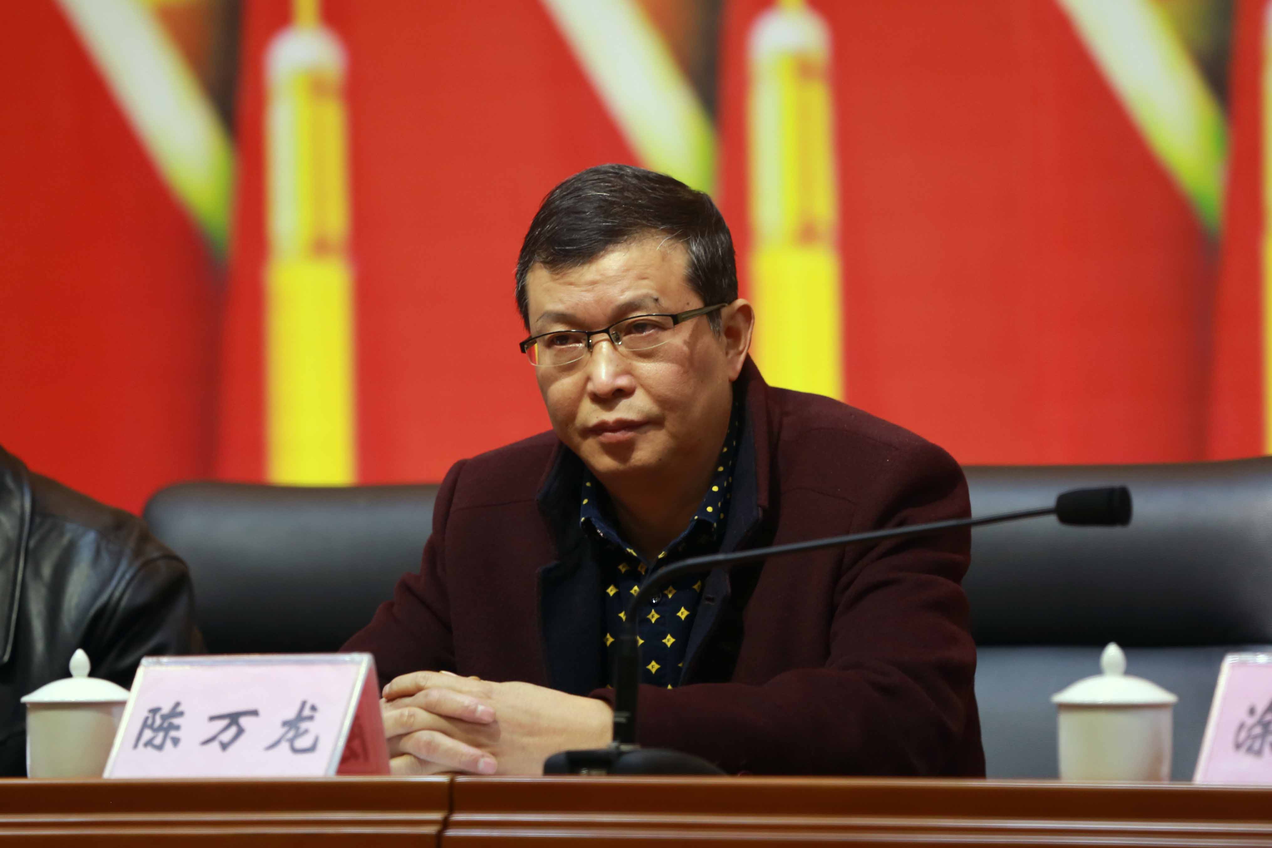 校长陈万龙出席大会报告确定了今后的奋斗目标,下一个五年是我校全面