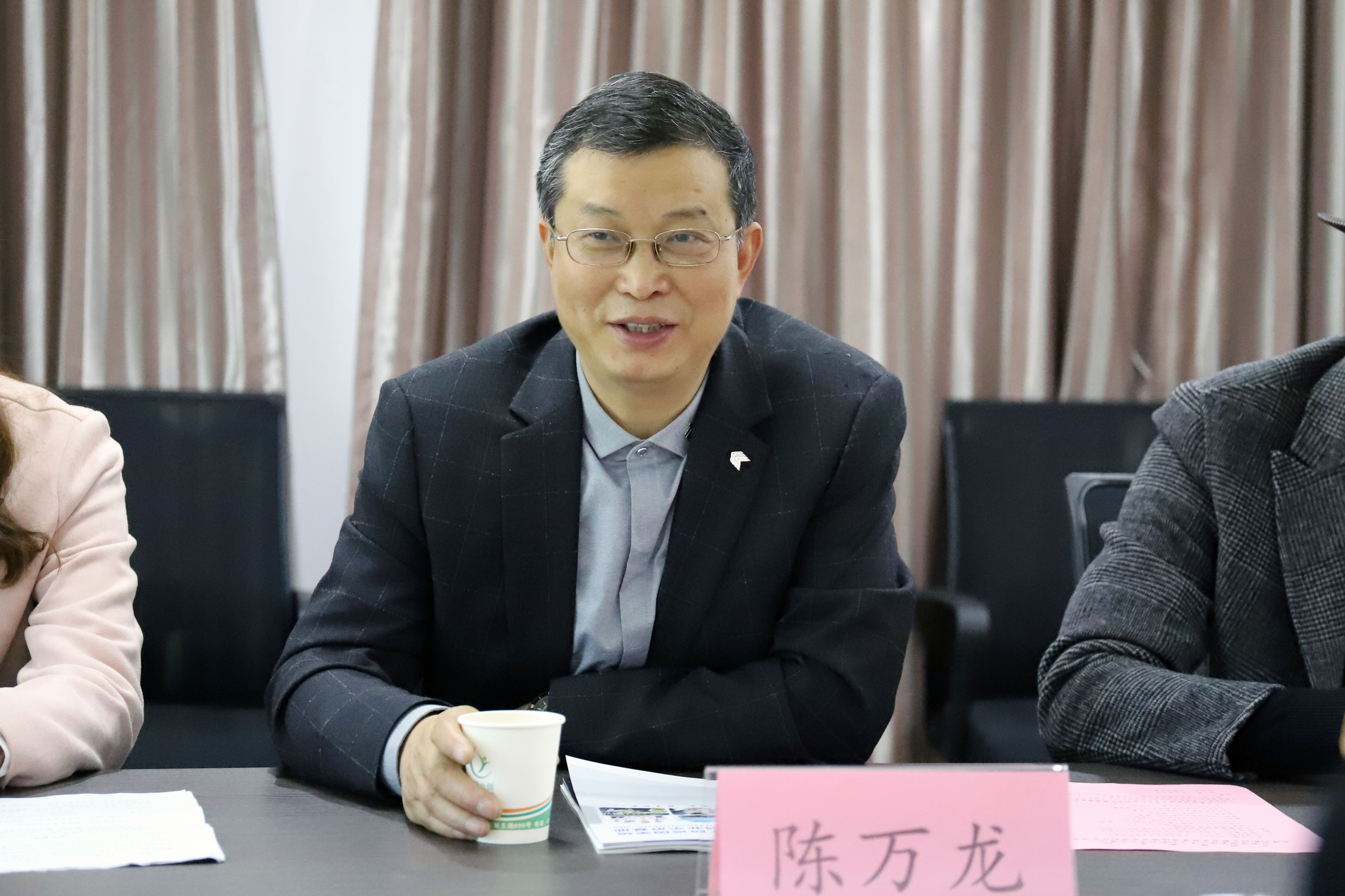 陈万龙校长介绍学校基本情况