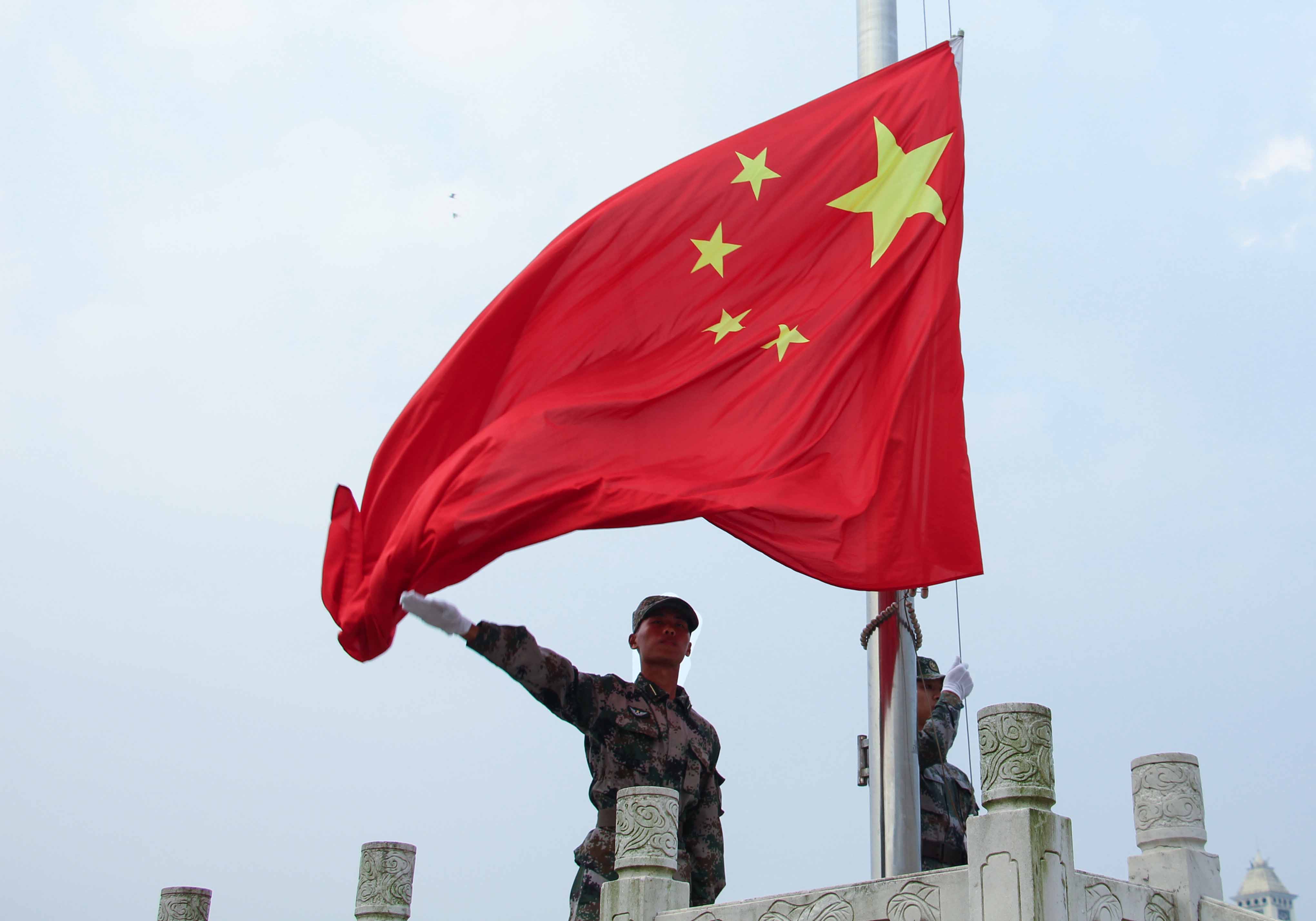 我校举行抗日战争胜利71周年升旗仪式暨军训总结表彰大会