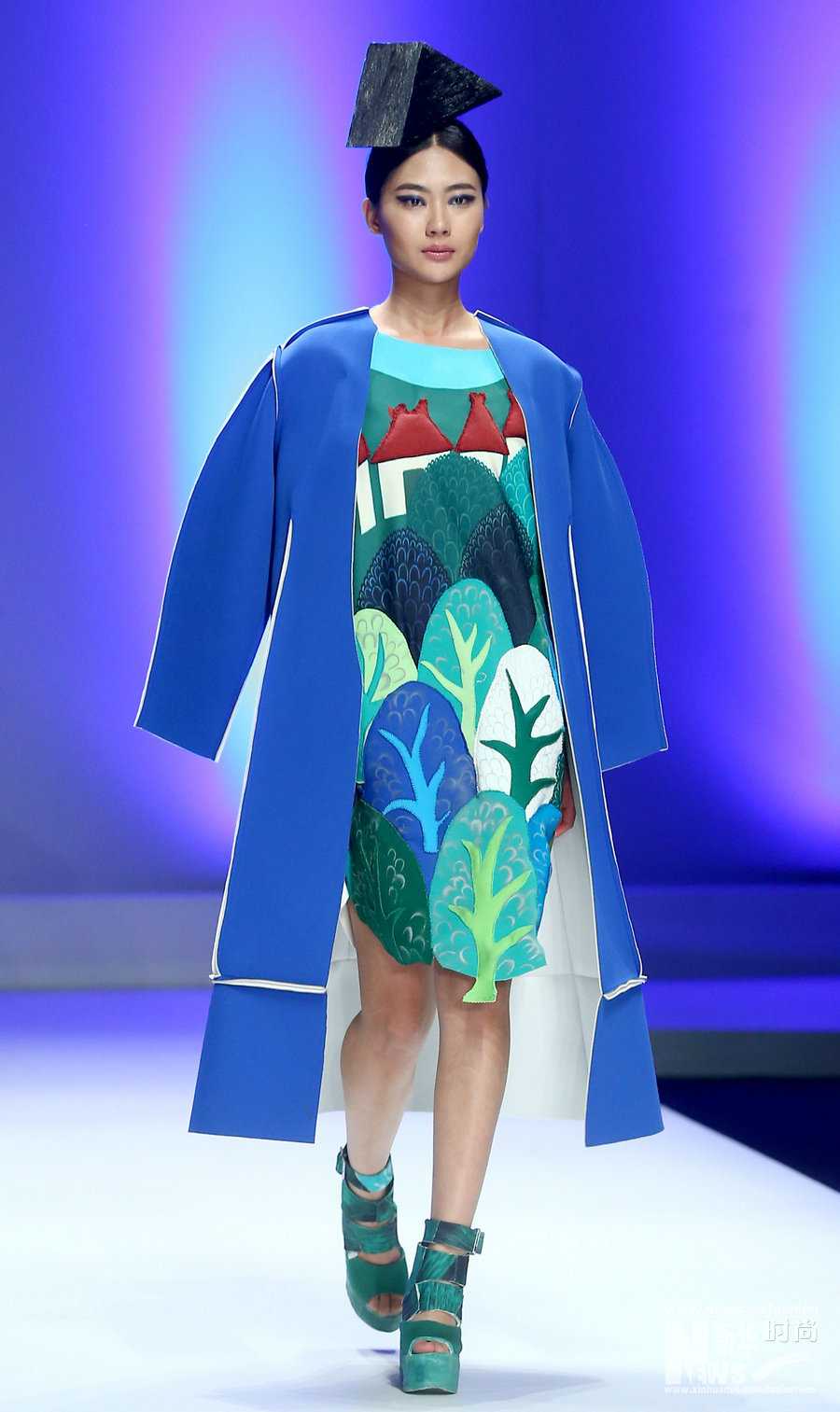 5月16日，模特在北京举行的“2015中国国际大学生时装周·江西服装学院毕业生作品发布会”上展示毕业生时装作品。新华社记者陈建力摄